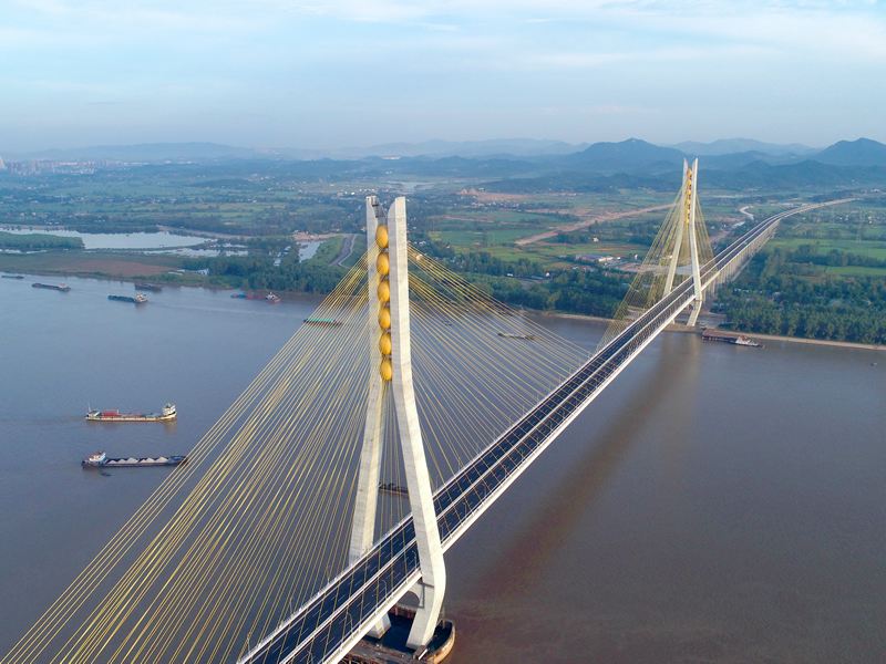 2019年8月31日上午，由集團投資建設的池州長江公路大橋建成通車。.jpg
