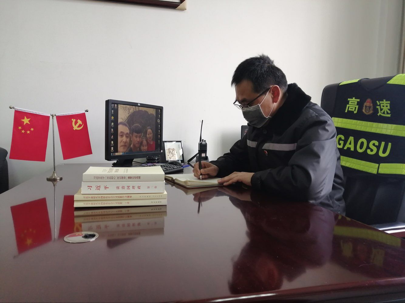 界阜蚌公司利辛東站青年團(tuán)員積極做宣傳志愿者，在收費(fèi)廣場(chǎng)發(fā)放“知艾防艾宣傳單”，營(yíng)造良好的艾滋病防治社會(huì)環(huán)境。.jpg
