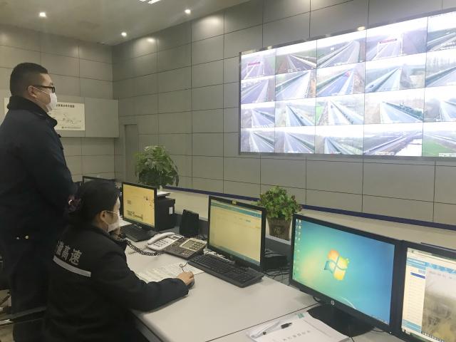 界阜蚌公司收費部部長李國森與妻子王曉麗春節(jié)堅守崗位，共戰(zhàn)疫情。.jpg