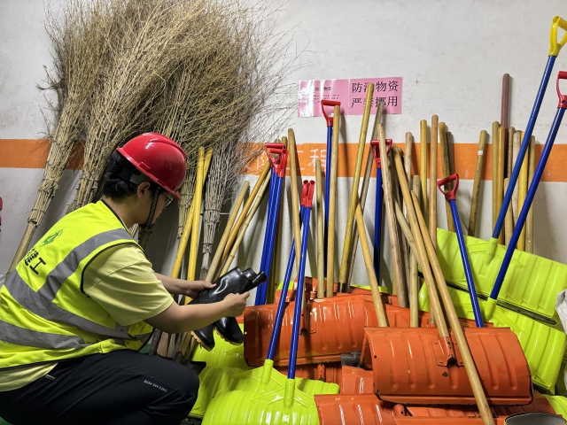 3樂業公寓改擴建項目安全員對防汛物資進行檢查盤點。.jpg