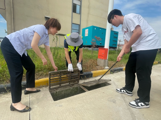 4迅捷物流高遠公司組織工作人員對園區內雨水井開展排查和清掏疏通工作，確保園區雨季排水暢通。.png