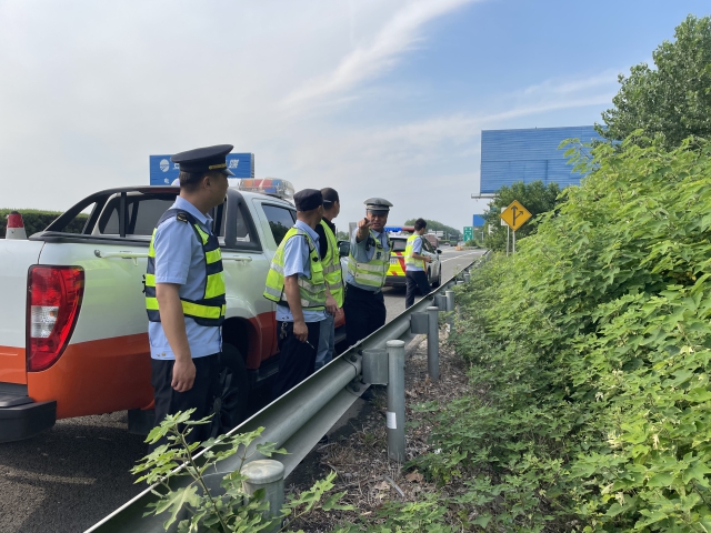 10蚌埠處永康保暢分中心聯合轄段高速交警、路政開展一路三方汛期安全隱患檢查。.jpg