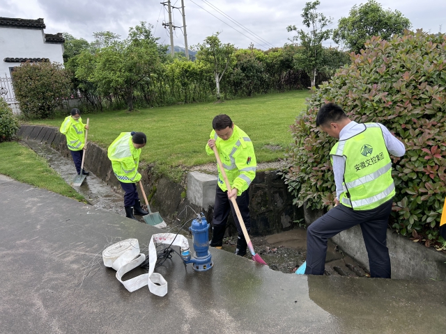 20黃山中心黟縣收費站未雨綢繆，組織開展站點防汛搶險應急演練.JPG