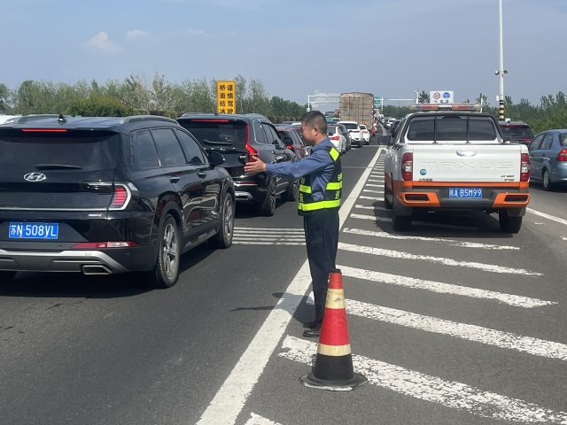 6月10日，淮南分中心工作人員疏導返程車輛.jpg