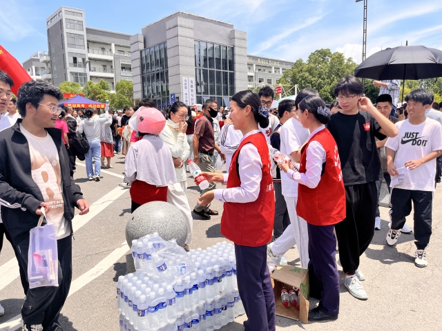 6月7日，德上高速淮南處壽縣站暢淮青年服務志愿者吳瑞瑞、莊曉曉為考生提供飲水...JPG