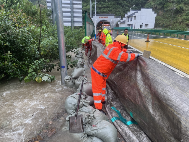 6月20日，寧國(guó)處搶修人員對(duì)黃千段隧道邊溝積水問(wèn)題搶修，保障道路暢通.jpg
