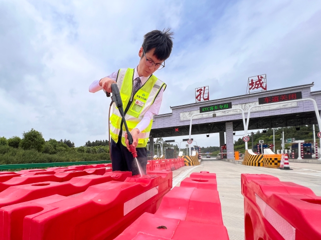 04 7月26日合安中心孔城收費(fèi)站工作人員對收費(fèi)廣場水馬進(jìn)行臺風(fēng)前加固。.jpg