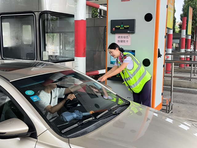 9月15日，中秋小長假首日，雙廟收費站入口車流激增，站內組織人員積極做好道口保通保暢工作。.jpg