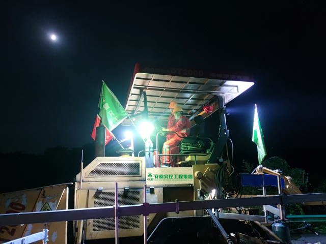 9 月 14 日，安徽交工集團廣德至宣城段改擴建工程07標項目施工人員正在進行路面銑刨攤鋪作業。.jpg
